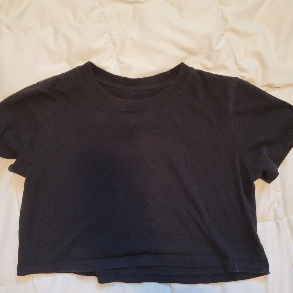 10 off $60 ⭐️ Black cropped urban outfitters shirt